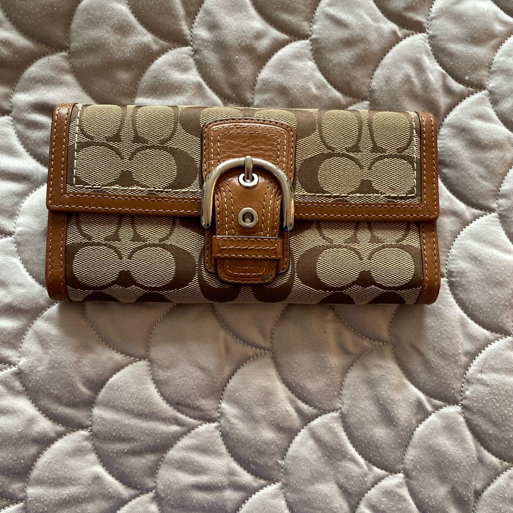 Coach Signature Soho Buckle Trifold Wallet in Tan/Brown - EXCELLENT condition